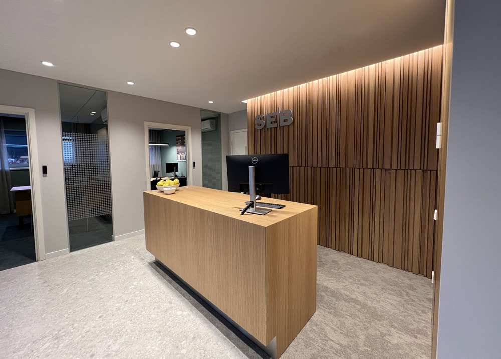 SEB Fabijoniškių skyrius – jaukus laukiamojo interjeras su moderniais baltais akcentais