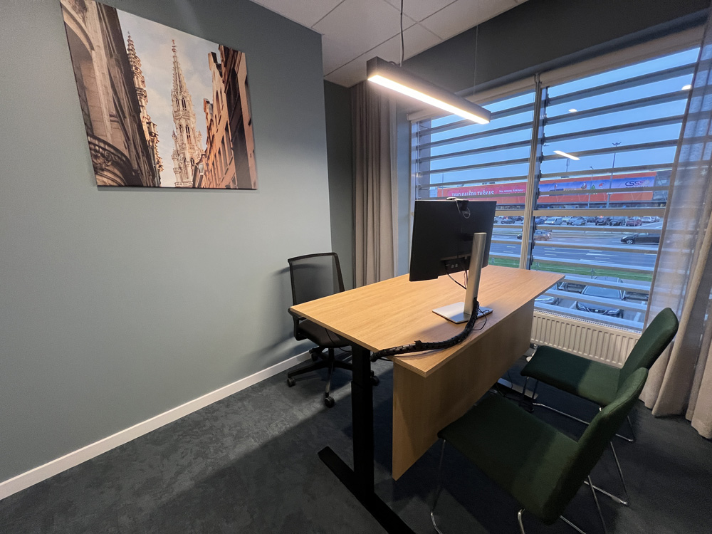 Fabijoniškių SEB skyrius – paslaugų zona su natūralios medienos elementais