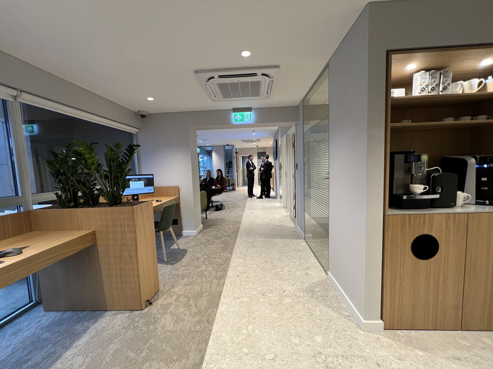 SEB banko klientų laukiamasis – šviesus ir modernus interjero sprendimas