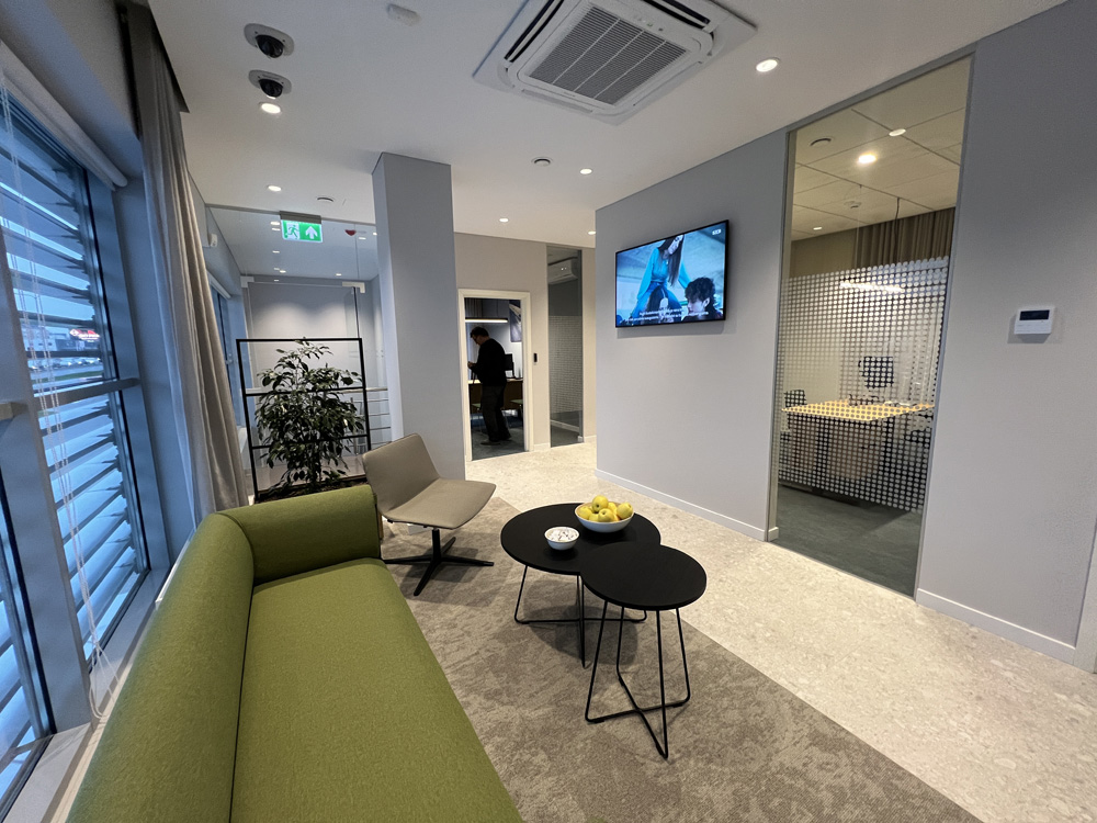 SEB banko interjero detalės – jaukūs akcentai ir moderni apšvietimo sistema