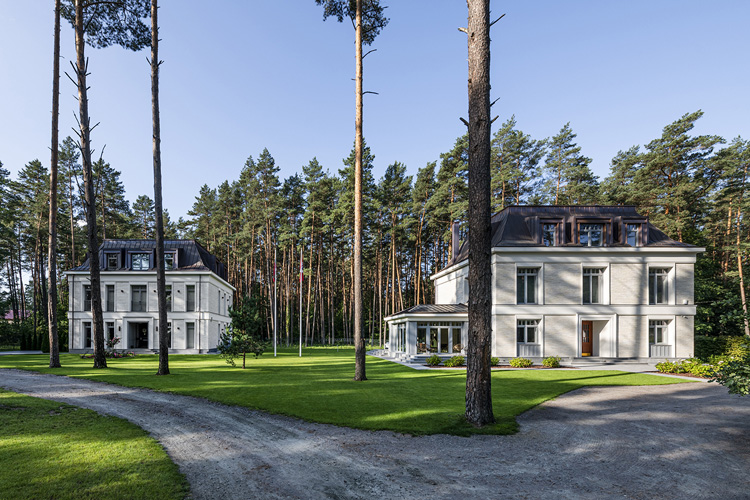 Modernios architektūros namas Valakampiuose – švarios linijos ir tvari medžiagų estetika