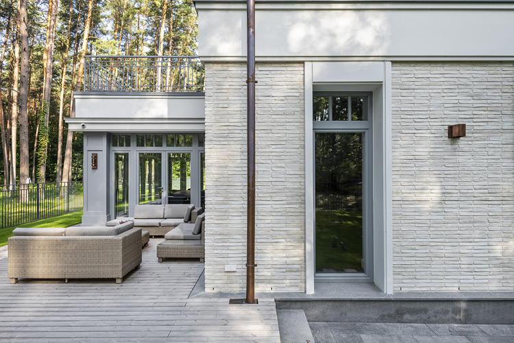 Gyvenamasis namas Valakampiuose – dviejų tūrių kompozicija ir minimalistinė architektūrinė išraiška