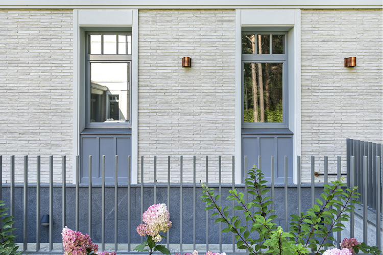 Namai Valakampiuose – skaidrios vitrinos, terasos ir šiuolaikinė architektūros estetika