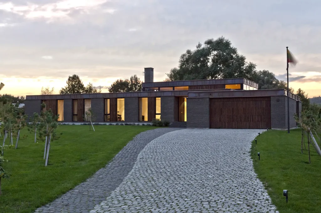 Namas lankose – vienaukštis namas ir lenktas privažiavimo takas; architektūra ir interjero dizainas
