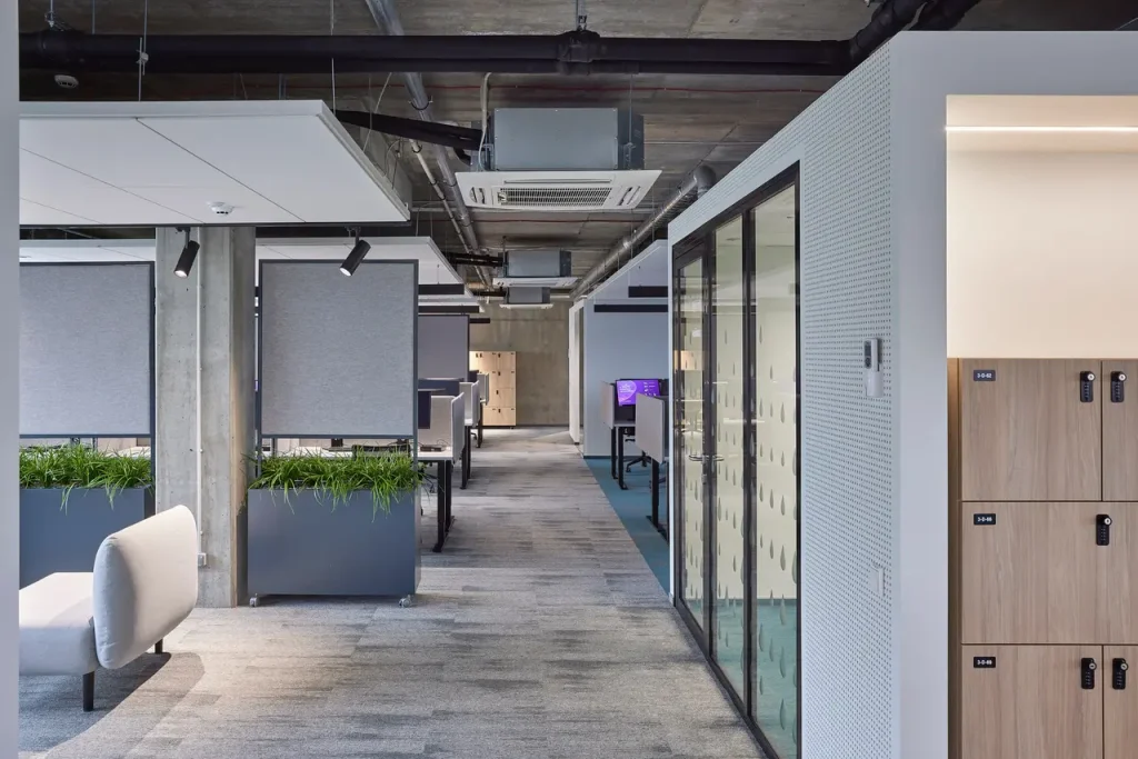 Telia – biuro koridorius su stiklinėmis pertvaromis ir atviromis lubomis; interjero dizainas, Kaunas